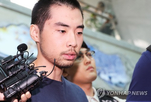지난 2023년 8월 3일 발생한 '분당 흉기 난동 사건' 피의자 최원종이 같은 달 10일 오전 경기도 성남시 수정구 성남수정경찰서 유치장에서 검찰로 송치되고 있다. [성남=연합뉴스]